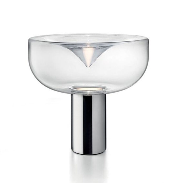Lampe champignon avec tube en métal argenté et chapeau en verre transparent avec le plat vers le haut, au centre un cône laisse voir un jeu de lumière. Sur fond blanc.