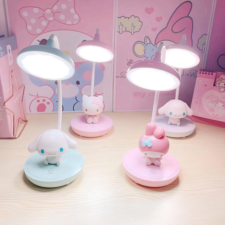 Quatre lampes champignon pour enfants avec design et coloris kawai. Elles ont un socle rond, un personnage kawai dessus et une tige avec l'éclairage rond style champignon en haut. Le mur derrière les 4 lampes est aux motifs roses kawai. Les 4 lampes sont allumées.