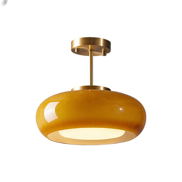 Plafonnier champignon avec socle et tige dorée, l'abat-jour arrondi est de couleur orange. La lumière blanc chaud est allumée. Sur fond blanc.