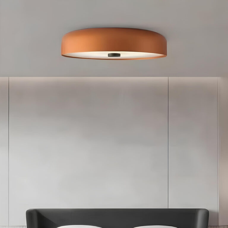 Plafonnier champignon de faible épaisseur de couleur marron avec un éclairage LED. Fixé sur un plafond au-dessus d'un lit. Il est allumé.