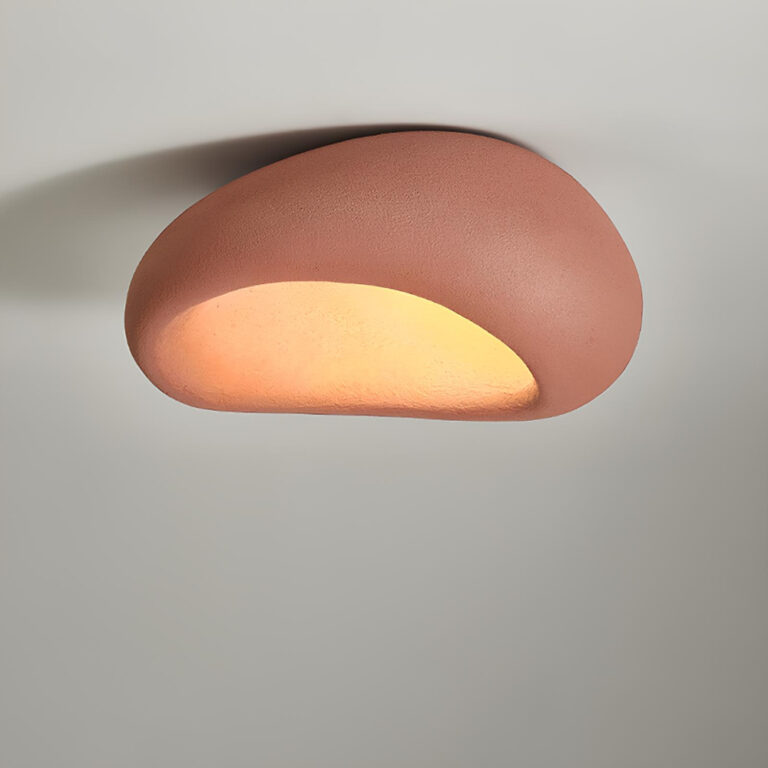 Plafonnier champignon de couleur marron terracotta au design nordique. L'ampoule est allumée. Sans socle ni tige, il est fixé directement au plafond.