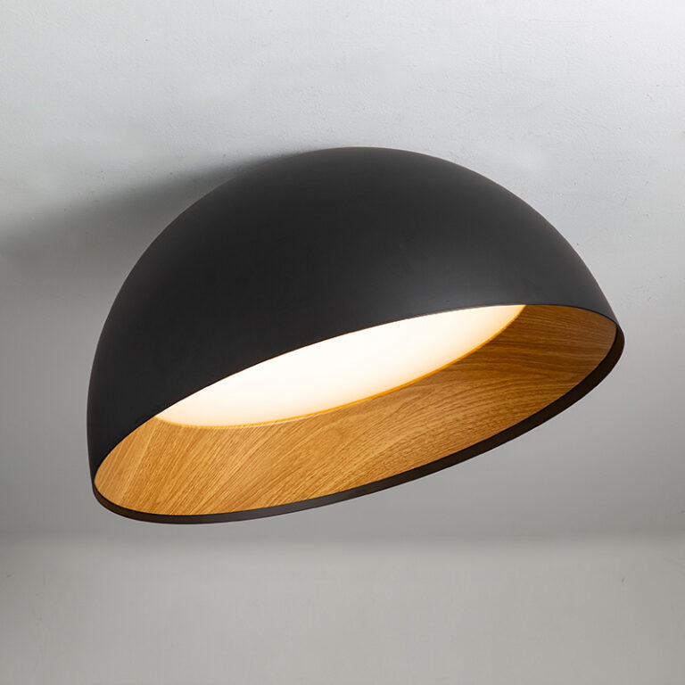 Plafonnier champignon oblique avec l'extérieur noir et l'intérieur couleur bois. Un gros cercle à l'intérieur représente l'ampoule allumée. Fixé sur un plafond blanc.
