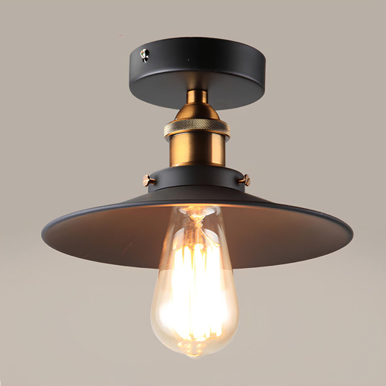 Plafonnier champignon plat de style rétro industriel noir avec un abat jour plat, la douille est dorée et le socle au plafond est rond et noir. L'ampoule Edison est allumée. Sur fond beige.