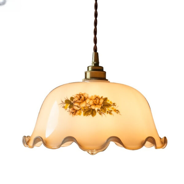 Suspension champignon vintage en verre beige ondulé sur le bas avec un motif de fleurs marron. Son câble est torsadé et doré et la douille est dorée. Sur fond blanc.