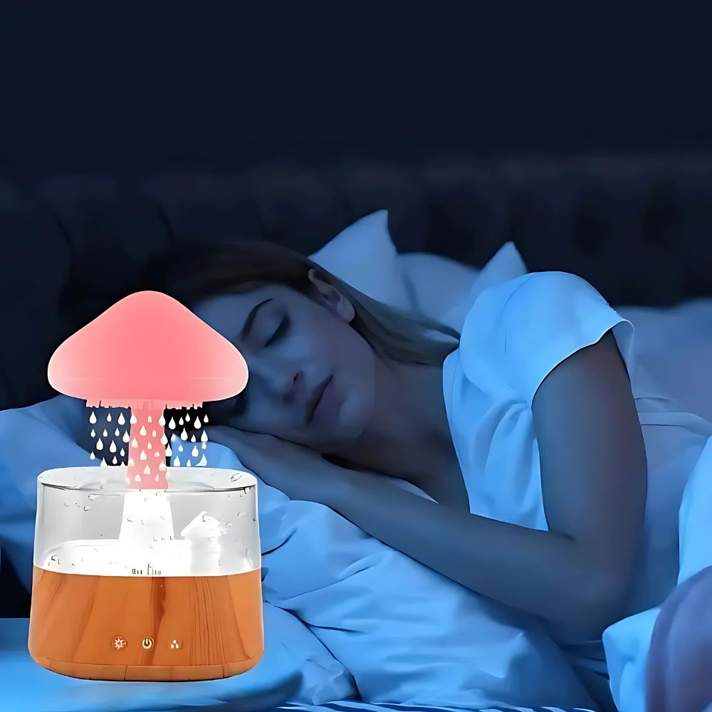 Lampe champignon humidificateur d'air et pluie apaisante posée sur une table de chevet à côté d'une femme qui dort paisiblement dans son lit.
