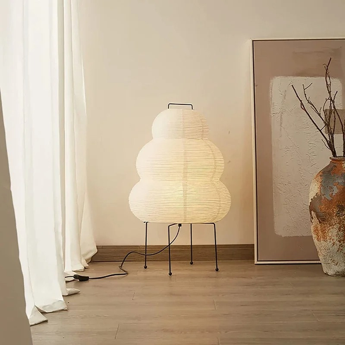 Lampadaire champignon esprit japandi doux et apaisant dont la forme épouse trois volumes superposés aux courbes organiques