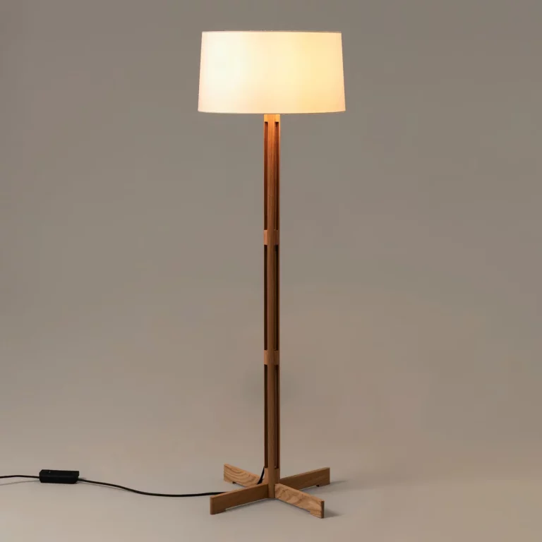 Lampadaire japandi en bois naturel et son abat-jour en tissu beige sur fond uni